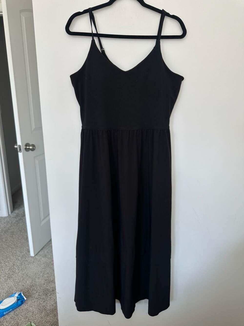 Athleta Dress Size L Black V-Neck Built-In Bra Maxi Pockets